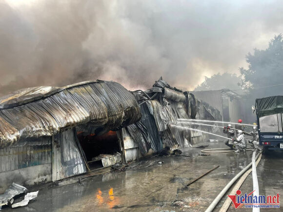 12 Chay Kho O Ha Noi Khoi Boc Ngun Ngut Co Nguoi Thiet Mang