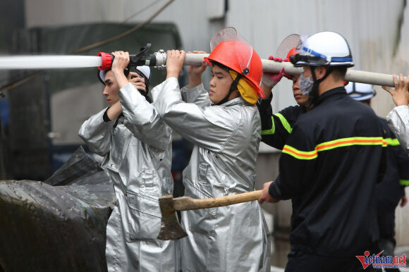 4 Chay Kho O Ha Noi Khoi Boc Ngun Ngut Co Nguoi Thiet Mang