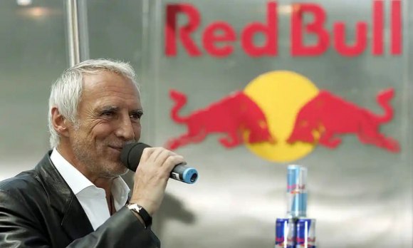 1 Ti Phu Dietrich Mateschitz Dong Sang Lap Hang Nuoc Tang Luc Red Bull Qua Doi