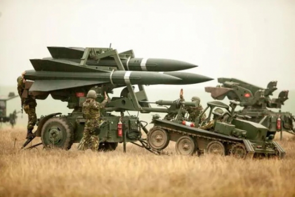 1 My Can Nhac Gui He Thong Phong Khong Hawk Den Ukraine