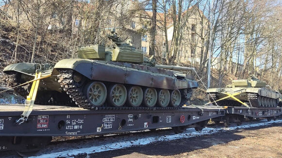 1 Tang Chu Luc T 72 Avenger Do Sec Vien Tro Dang Tren Duong Den Ukraine