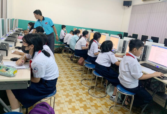 2 May Tinh O Truong Chay Ca Giat Hoc Sinh Lam Sao Hoc Chuong Trinh Pho Thong Moi