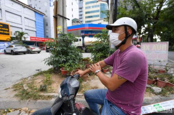 1 Nhieu Tram Xang Dau O Ha Noi Treo Bien Het Xang Nghi Ban Nguoi Di Duong Gap Kho