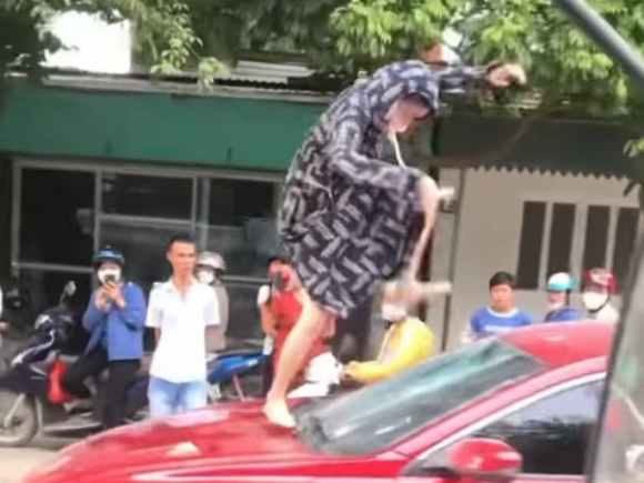 1 Nguoi Phu Nu Tung Cuoc Dap Vo Kinh Oto Can Dut Tai Co Gai Bi Khoi To