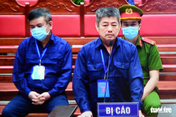 2 Doi Truong Chong Buon Lau Nhan Co Toi Khi Xai Tien Nguoi Hoi Lo De Trong Nha