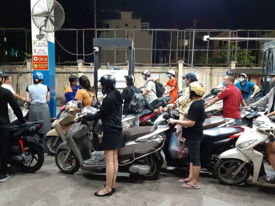 3 Dan Xep Hang Dai Do Xang Nhu Thoi Bao Cap Truy Trach Nhiem Bo Cong Thuong