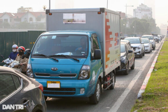 4 Ha Noi Ma Tran Lo Cot Rao Chan Tren Duong Vu Trong Khanh
