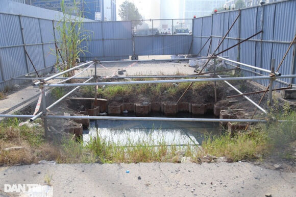 5 Ha Noi Ma Tran Lo Cot Rao Chan Tren Duong Vu Trong Khanh