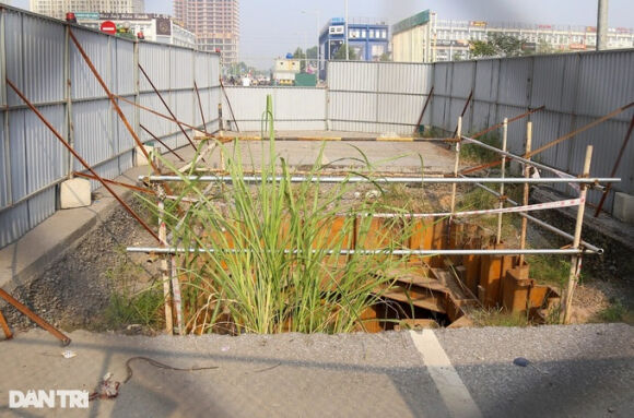 8 Ha Noi Ma Tran Lo Cot Rao Chan Tren Duong Vu Trong Khanh