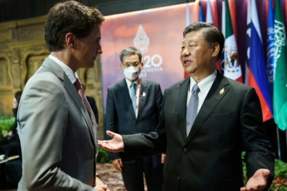 1 Ong Tap Bay To Su Bat Binh Voi Thu Tuong Canada