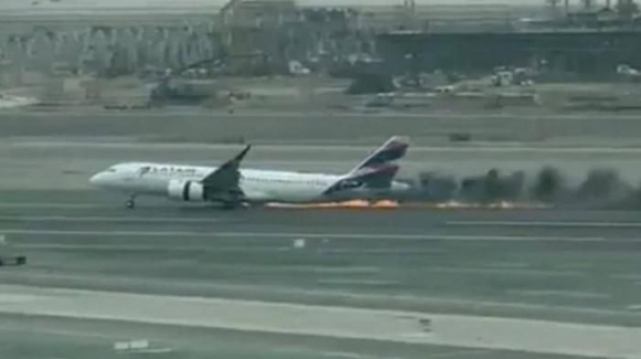 1 Video Khoanh Khac May Bay Cho 108 Nguoi Dam Xe Cuu Hoa Tren Duong Bang