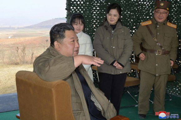 2 Ong Kim Jong Un Va Con Gai Xuat Hien Tai Buoi Phong Icbm