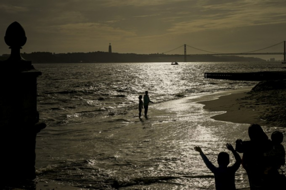 3 Nguoi My Tim Cuoc Song Moi O California Chau Au