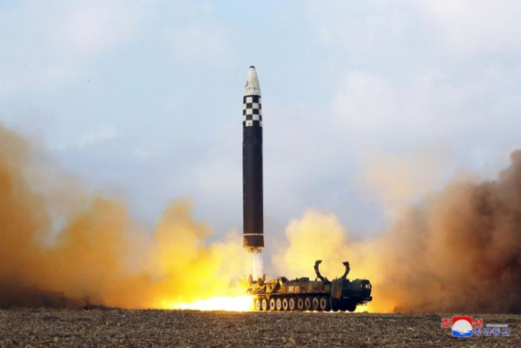 3 Ong Kim Jong Un Va Con Gai Xuat Hien Tai Buoi Phong Icbm
