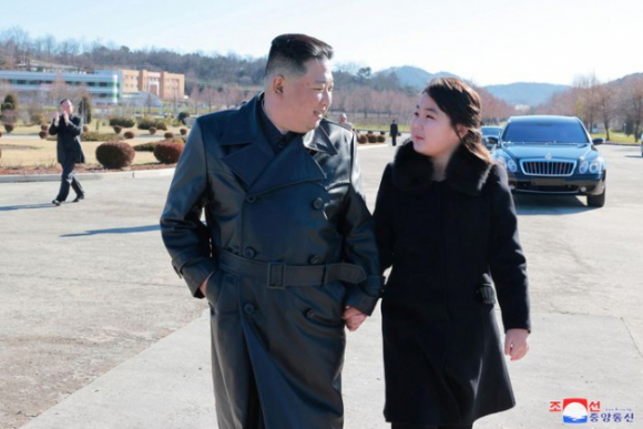 1 Con Gai Ong Kim Jong Un Tuoi Cuoi Ben Cha Trong Chuyen Thi Sat