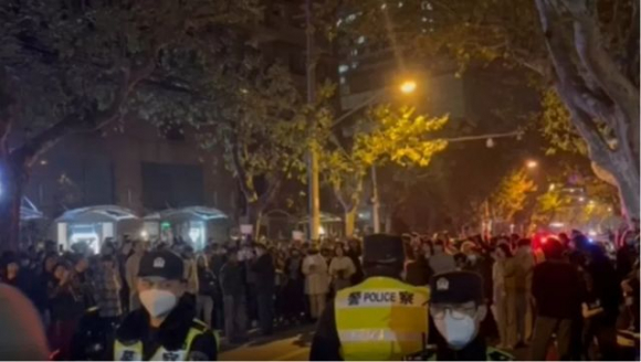 2 Nguoi Bieu Tinh Trung Quoc Cong Khai Doi Ong Tap Can Binh Tu Chuc Do Cach Chong Covid