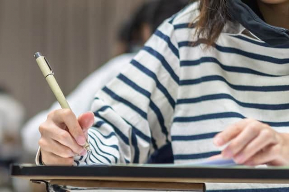 1 Giao Vien O Anh Phai Ngoi Tu Vi Dung Cham Hoc Sinh Nu