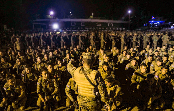 1 10 000 Canh Sat Bao Vay Thanh Tri Bang Dang O El Salvador