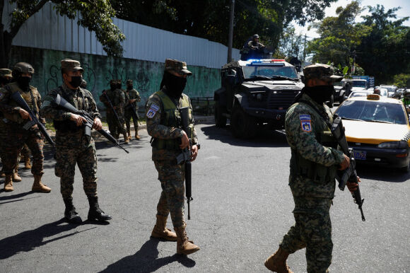 4 10 000 Canh Sat Bao Vay Thanh Tri Bang Dang O El Salvador