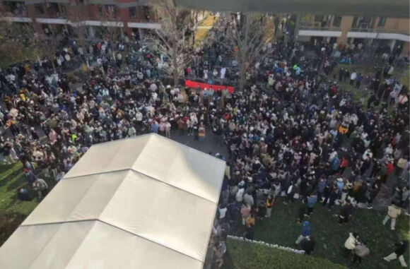 3 Dai Hoc Trung Quoc Thue Ca May Bay Dua Sinh Vien Ve Que Ngan Chan Phong Trao Giay Trang