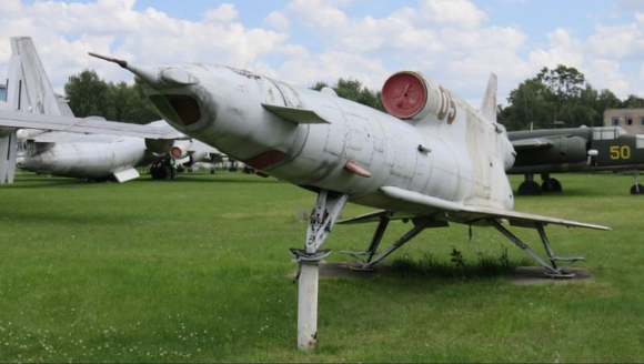 1 Ba Can Cu Bi Tan Cong Bang Thiet Bi Loi Thoi Cu Tat Dau Dieng Vao He Thong Phong Khong Nga