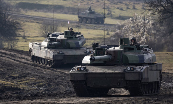 1 Phap Dieu Xe Tang Den Phong Tuyen Suon Dong Nato