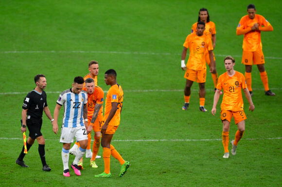 2 Lo Bang Chung Messi Bi Cau Thu Ha Lan Khieu Khich