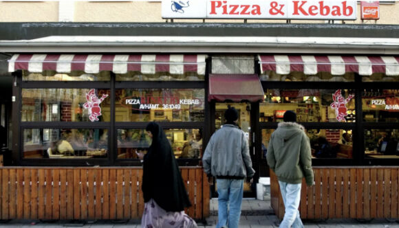 1 Nguoi Thuy Dien Co Nguy Co Tro Thanh Thieu So Tren Chinh Dat Nuoc Minh