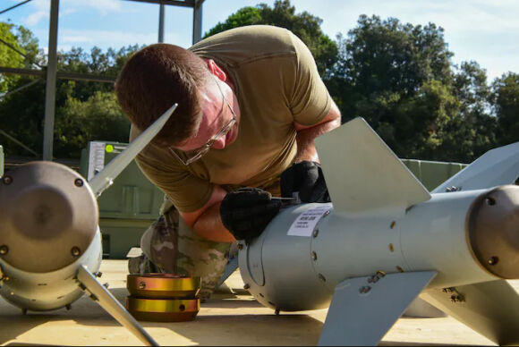 1 My Co The Gui Thiet Bi Che Bom Thong Minh Cho Ukraine Sau Mua Ten Lua Nga