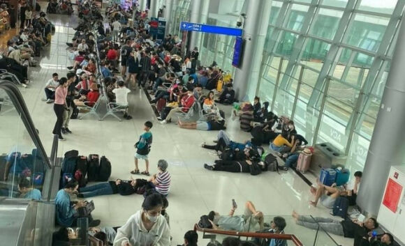 1 Hang Nghin Nguoi Va Vat O San Bay Phu Quoc