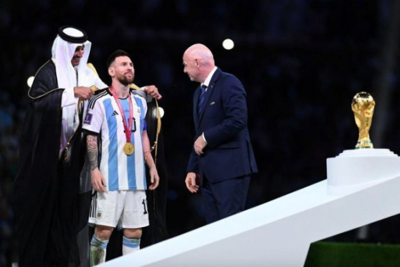 1 Vo Dich World Cup Messi Duoc Dich Than Quoc Vuong Qatar Khoac Len Nguoi Ao Choang