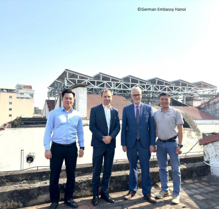 1 Quan Lichtenberg  Berlin Duc Thi Diem Lap Dat Dien Nang Luong Mat Troi Tren Mai Cho Dong Xuan