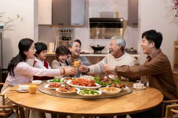 Vợ muốn ăn tết ngoại, chồng nói: "Bảo nhà ngoại xin phép nhà nội một câu"