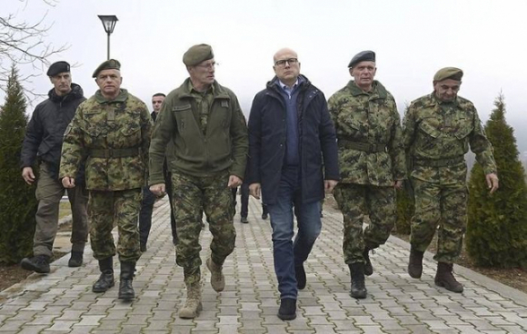 1 Tong Thong Serbia Ra Lenh Quan Doi San Sang Chien Dau