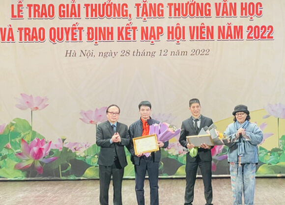 2 Nha Van Nguyen Huy Thiep Duoc Tang Thuong Thanh Tuu Van Hoc Tron Doi
