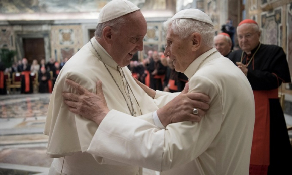 1 Benedict Xvi   Giao Hoang Doi Mat Nhieu Song Gio