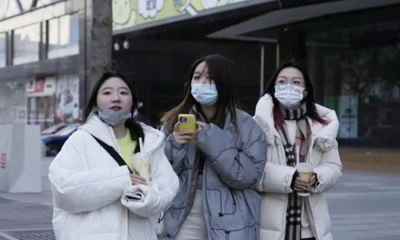 2 Nguoi Trung Quoc Chat Vat Tren Duong Binh Thuong Hoa