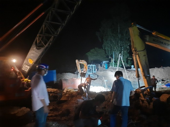 1 No Luc Giai Cuu Be Trai 10 Tuoi Roi Xuong Tru Be Tong Sau 35m