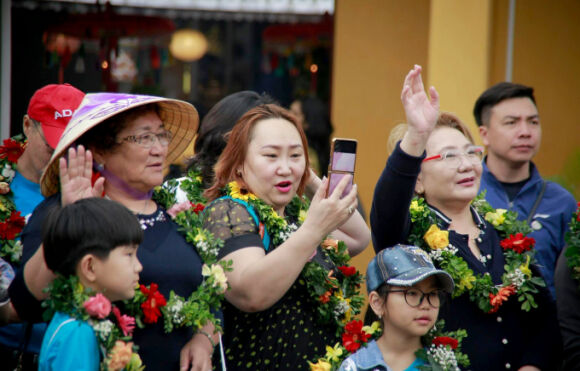 2 Nhung Khach Quoc Te Dau Tien Xong Dat Viet Nam 2023