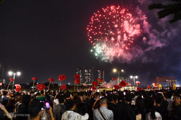 2 Phao Hoa Chao Nam Moi Tren Bau Troi Tp Hcm