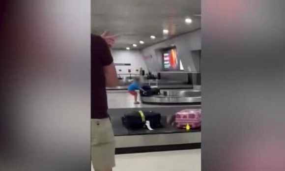 2 Me Bat Luc Khi Con Quay Pha Tren Bang Chuyen Hanh Ly San Bay