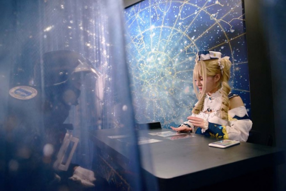 2 Thanh Nien Trung Quoc Boi Bai Tarot Tim Loi Khuyen Tinh Yeu