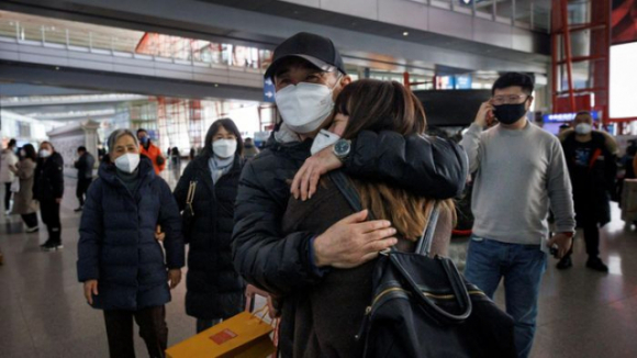 1 Niem Vui Vo Oa Cua Nhung Gia Dinh Trung Quoc Doan Tu Sau 3 Nam Xa Cach Vi Covid 19