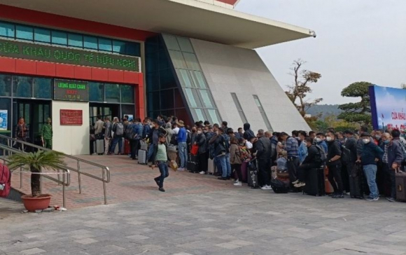 1 Dong Nguoi Tu Trung Quoc Xep Hang Dai Cho Nhap Canh Viet Nam