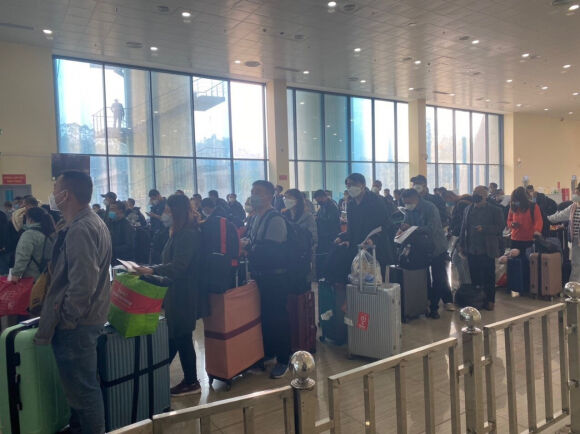 2 Dong Nguoi Tu Trung Quoc Xep Hang Dai Cho Nhap Canh Viet Nam