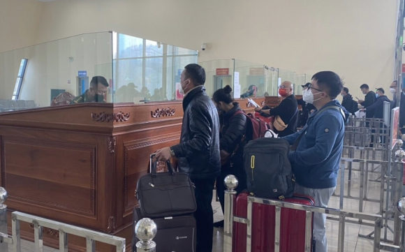 3 Dong Nguoi Tu Trung Quoc Xep Hang Dai Cho Nhap Canh Viet Nam