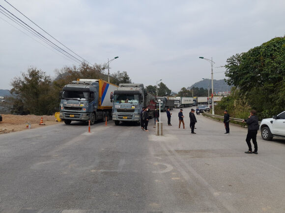 4 Dong Nguoi Tu Trung Quoc Xep Hang Dai Cho Nhap Canh Viet Nam