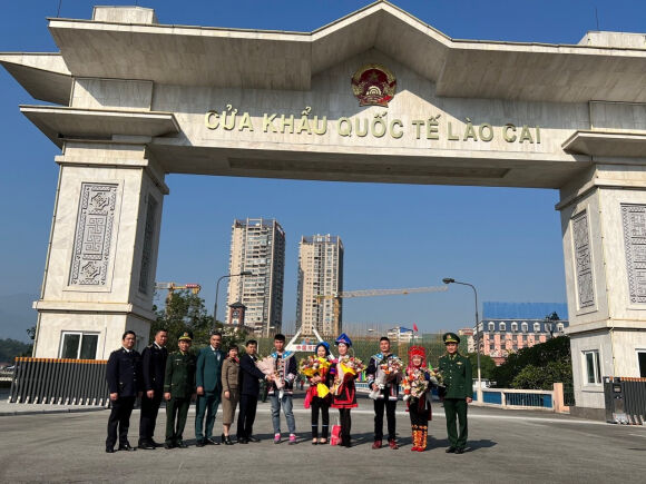 5 Dong Nguoi Tu Trung Quoc Xep Hang Dai Cho Nhap Canh Viet Nam