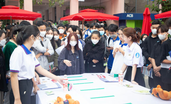 1 Gan 99 Sinh Vien Mot Truong O Tphcm Tot Nghiep Kha Gioi Va Xuat Sac