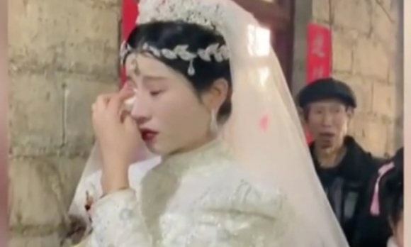 1 Nguoi Trung Quoc Bat Binh Vu Co Gai Lay Chong Do Bi Thuc Giuc